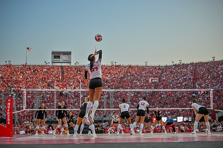 Mecz siatkówki kobiet akademickich mistrzostw NCAA zgromadził na stadionie aż 92 tysiące widzów. To rekord frekwencji kobiecego sportu