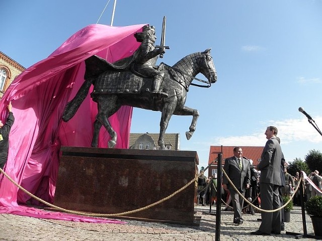 Odsłonięcia pomnika dokonali wicemarszałek Dariusz Kurzawa, starosta Tadeusz Majewski oraz burmistrz Adam Roszak