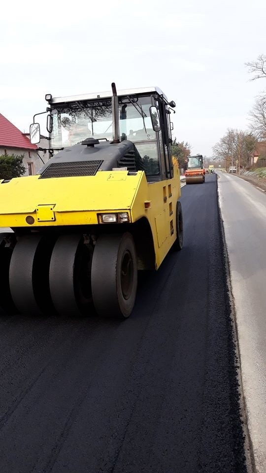 Przebudowa wyjazdu na Oborniki Śląskie. Układają asfalt (FOTO)