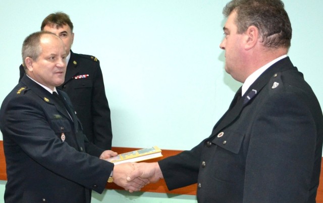 Jacek Macheta (z prawej), strażak-prymus z Bejsc, otrzymał nagrodę od Kazimierza Zabłotnego, komendanta kazimierskiej straży pożarnej.