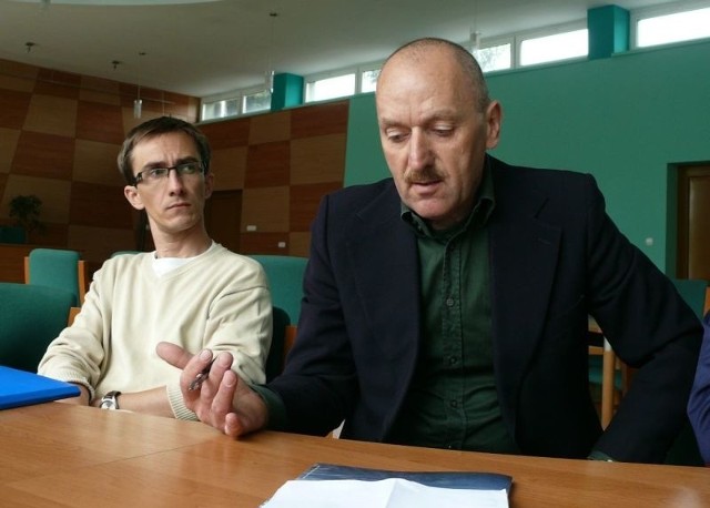 Sławomir Migalski (z prawej) szef koła PTTK w Staszowie podczas spotkania mówił o problemach z jakimi borykają się cykliści na terenie miasta. Obok Dominik Rożek, radny rady miejskiej.