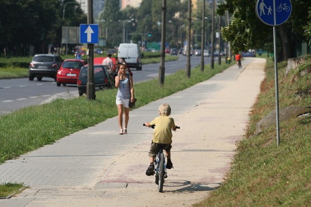Jazda trasą rowerowa przy ulicy Grunwaldzkiej może być niebezpieczna. Kostkę pokrywa gruba warstwa piasku.