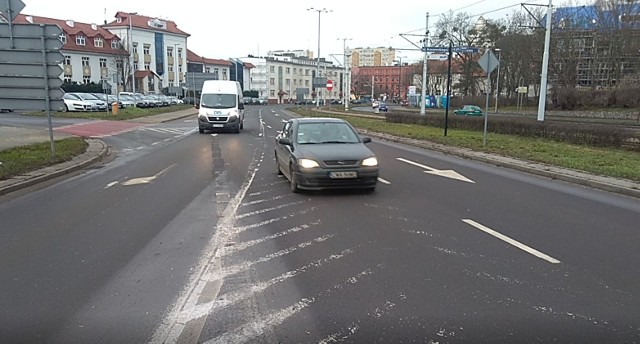 Czy to pozostałości starych linii? Nie, to nowe linie, które już się wytarły. Kierowcy tracą tu głowy