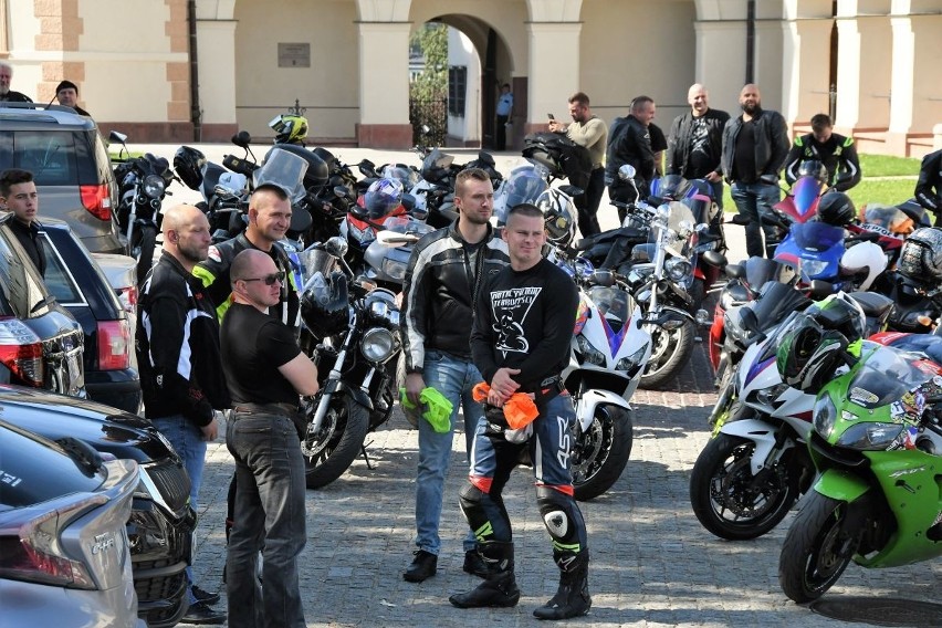 Wielki smutek. Kilkaset osób i ponad 100 motocyklistów pożegnało w Kielcach swojego kolegę [ZDJĘCIA]