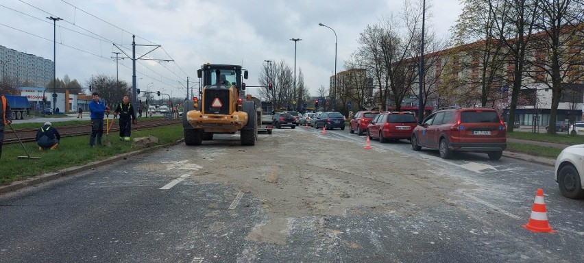 Ciężarówka zgubiła część ładunku. Utrudnienia na Puszkina przy Wujaka. Kruszywo wypadło podczas zmiany pasa