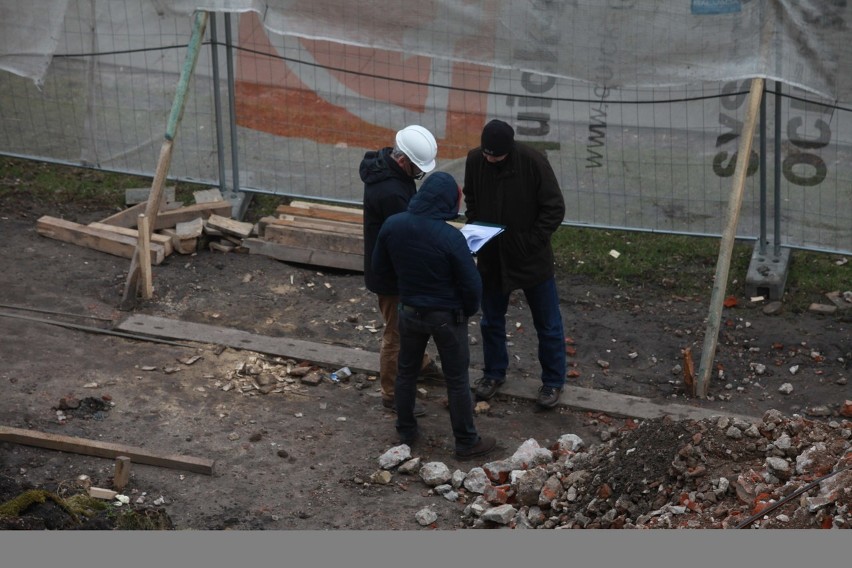 Wypadek w Krakowie. Pod Wawelem runął mur. Nie żyje robotnik [ZDJĘCIA, WIDEO]