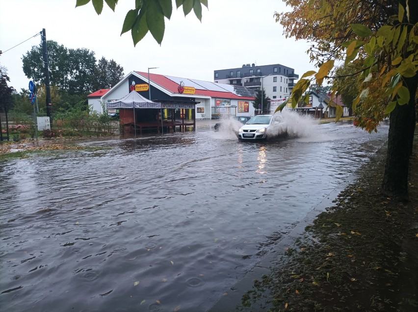 Ostrów. Ulice zalane po intensywnych opadach deszczu 22.10.2023. Straż pożarna udrażniała studzienki deszczowe