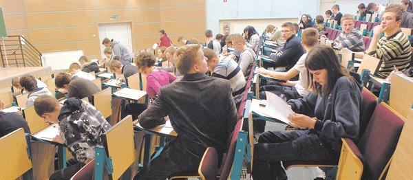 Aula Politechniki Koszalińskiej zapełniał się przyszłymi studentami, którzy przez dwie godziny rozwiązywali zadania z zakresu matematyki i informatyki. 