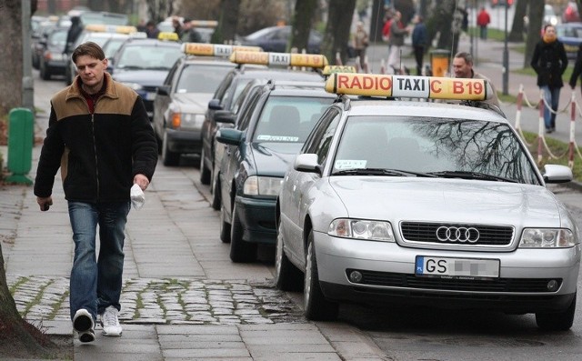Postój taksówek przy ul. Kołłątaja w Słupsku. 