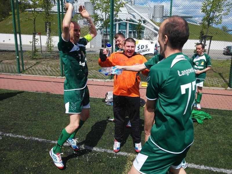Piłkarze z Chojnic cieszą się z wygranej w Gdyni