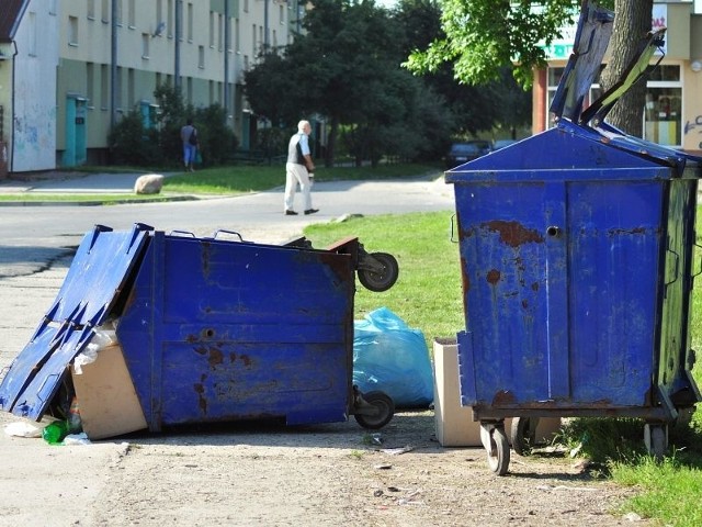 Powalony kontener na śmieci w pobliżu Przedszkola numer 5 w Tarnobrzegu.