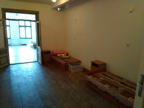 Miejsce ostatniej szansy dla chcących wyjść z nałogu. W Krakowie działa nietypowy hostel. Zobacz zdjęcia ze środka