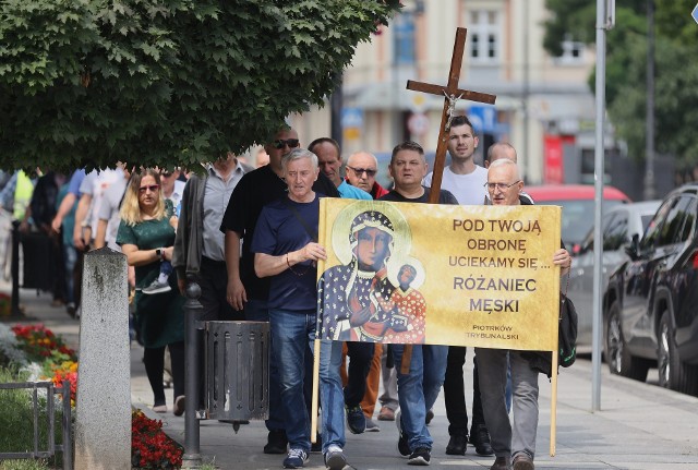 Mężczyźni już po raz 52. przeszli ulicami miasta modląc się i śpiewając z różańcem w ręku.