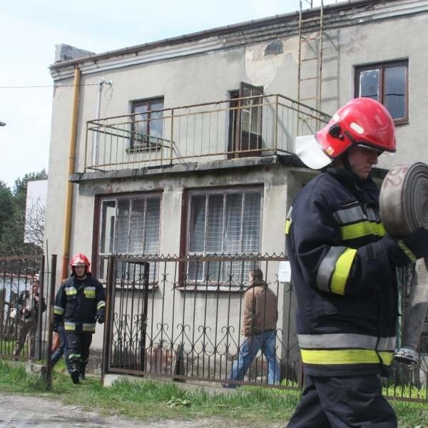 Przed południem strażacy ugasili płomienie i przewietrzyli dom, w którym doszło do tragedii.