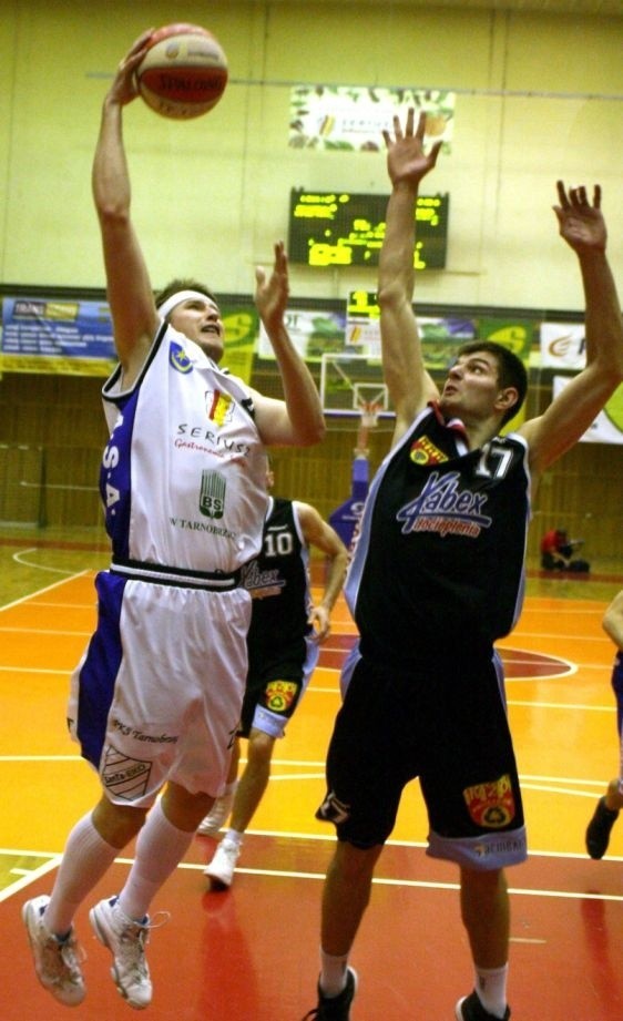 Występujący w minionym sezonie w tarnobrzeskiej Siarce Tomasz Pisarczyk (z piłką) otrzymał propozycję gry w drugoligowym AZS Kutno.