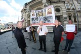Honorowy obywatel Oleksy i mikro protest przed ratuszem