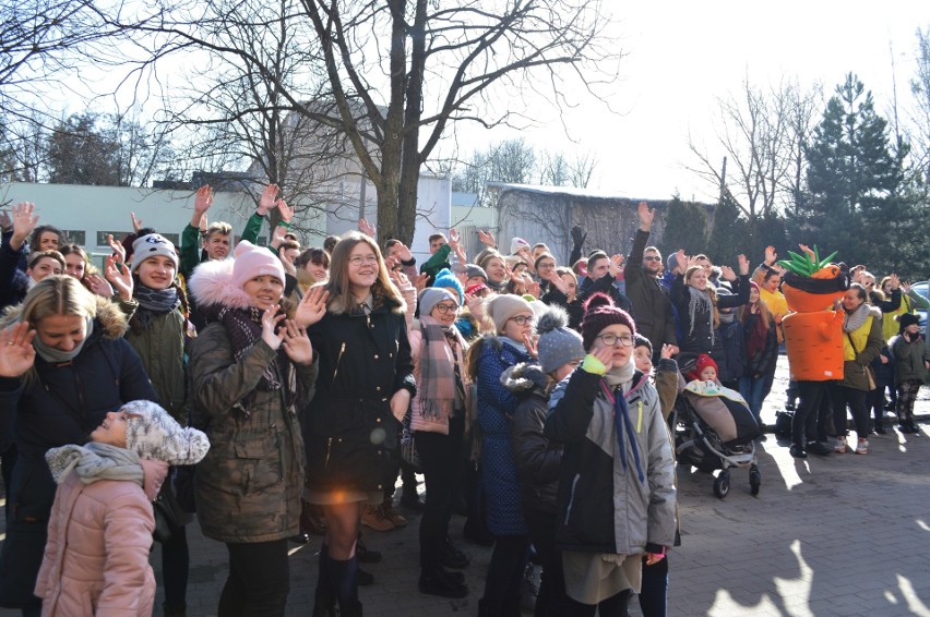 Balony z marzeniami odleciały w niebo. Fundacja "Pomóż Im" świętuje Dzień Dziecka z Chorobą Nowotworową [galeria]