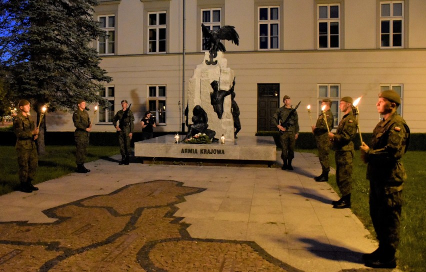Żołnierze WOT uczcili pamięć Powstańców przy pomniku Armii...
