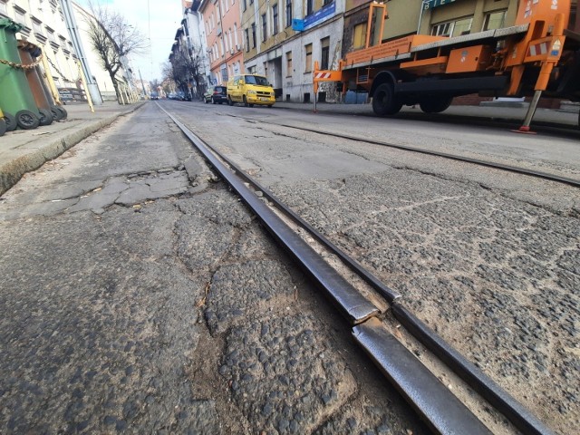 Torowisko na ul. Dworcowej istnieje od 1899 r., a więc od momentu, gdy po Gorzowie - ówczesnym Landsbergu - zaczęły jeździć tramwaje. Do początku lat 70. ubiegłego wieku nieopodal znajdowała się zajezdnia tramwajowa.