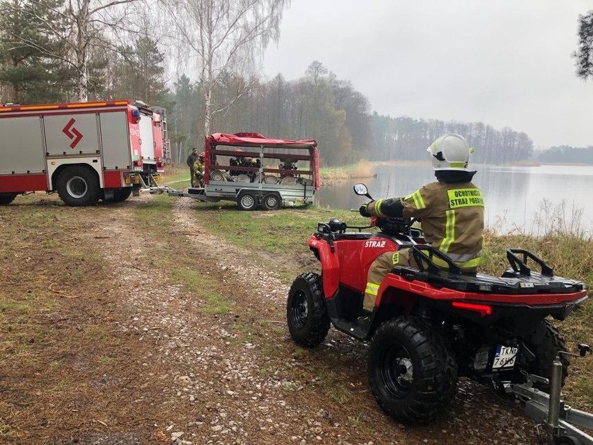 W gminie Ruda Maleniecka ćwiczyli strażacy. Gasili las, a wodę brali ze stawu hodowlanego. Zobacz zdjęcia