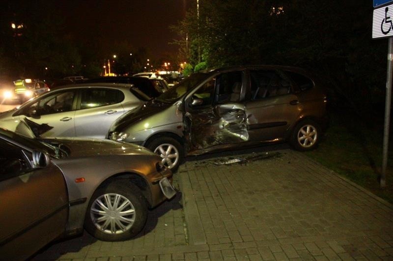 Pijany kierowca hondy uszkodził dwa samochody.