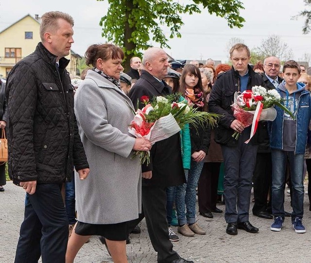 Przy tablicy delegacje szkół, stowarzyszeń i organizacji społecznych złożyły wiązanki kwiatów.