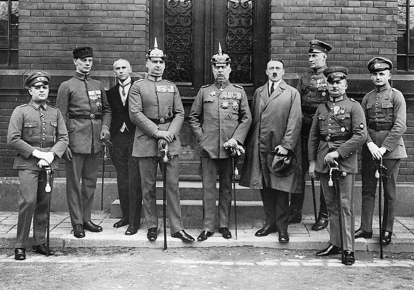 Przywódcy puczu monachijskiego w 1923 r. W środku stoją gen....