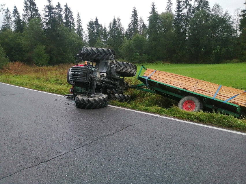 Podhale. Ciągnik z naczepą pełną desek wpadł do fosy i wywrócił się ZDJĘCIA