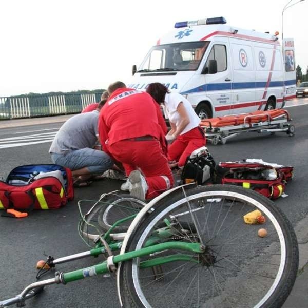 Mimo bardzo szybko udzielonej pomocy rowerzysty nie udało się uratować.