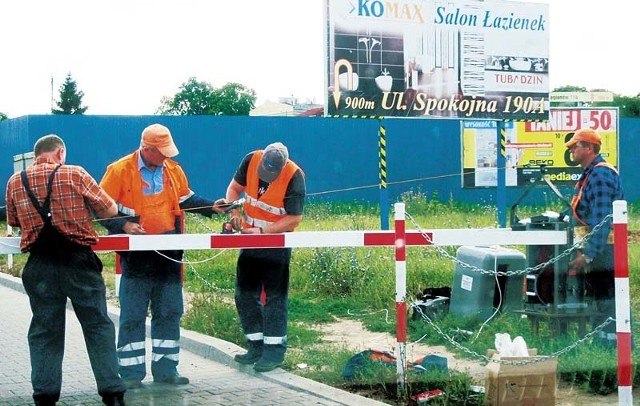 Czy kolej powróci do Łomży? W piątek naprawiony został szlaban na przejeździe na ul. Piłsudskiego. Na kosztowny remont czeka jednak cała linia do Śniadowa.