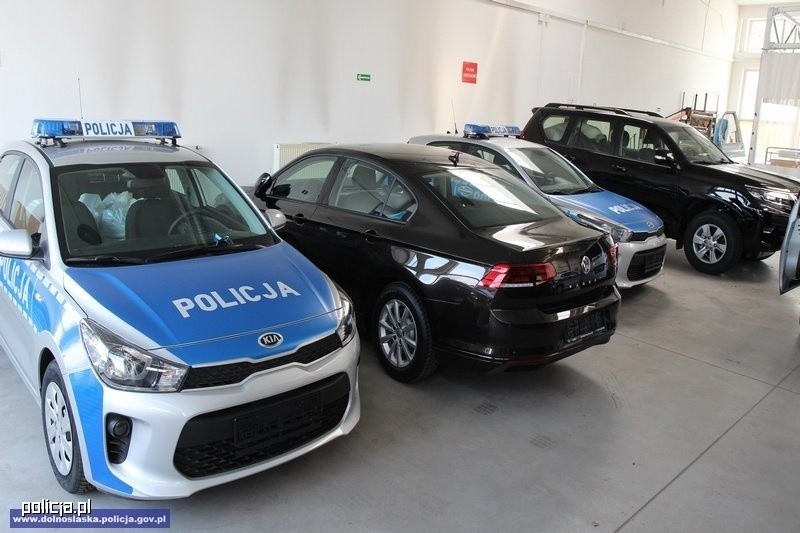 Dolnośląscy policjanci otrzymali kolejne nowe pojazdy. 55...