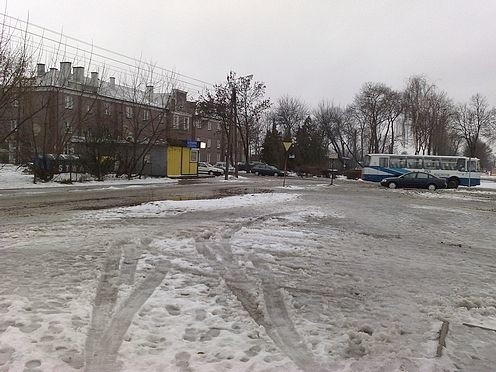 Zalegający śnieg przed dworcem w Sokółce i na chodnikach utrudnia dojście do przystanków autobusowych