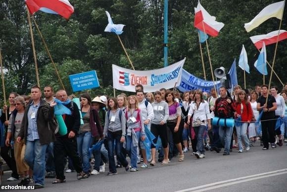 Pątnicy z Sandomierza w drodze na Jasną Górę.