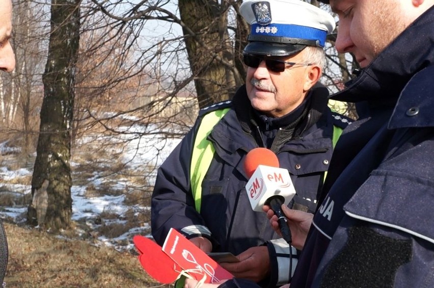 Policja w Żorach rozdawała walentynkowe serduszka