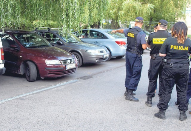 Na miejsce znalezienia fałszywych pieniędzy strażnicy miejscy wezwali policjantów. Pojawiła się też prokurator, która nadzorować będzie śledztwo.