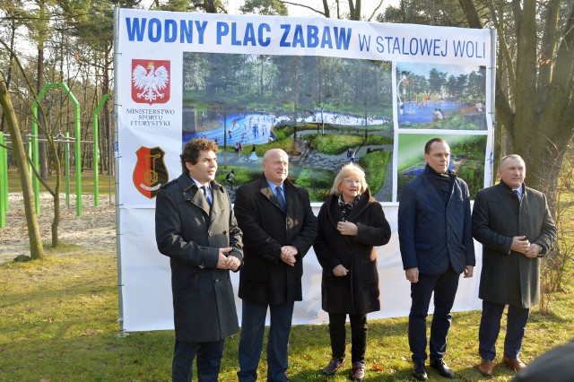 Tam, gdzie stoi tablica, będzie początek wodnego placu, od lewej prezydent Lucjusz Nadbereżny i minister Jarosław Stawiarski