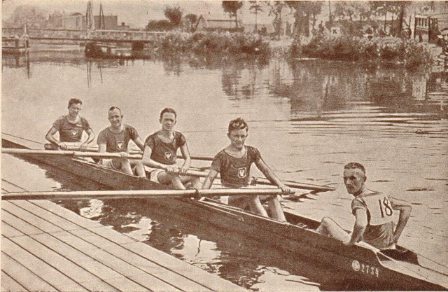 Czwórka ze sternikiem z Bydgoskiego Towarzystwa Wioślarskiego w 1928 roku