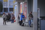 Godziny dla seniorów w sklepach od 15 października. Rząd przywraca godziny dla seniorów w sklepach. Informacja po konferencji  premiera 