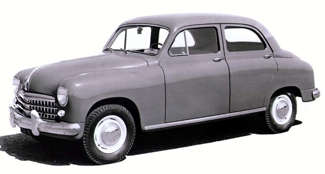 Fiat 1400 z roku 1950. Inspiracje aż nadto widoczne. Ale auto włoskie ma giętą szybę przednią, bardziej pasującą do obłego nadwozia