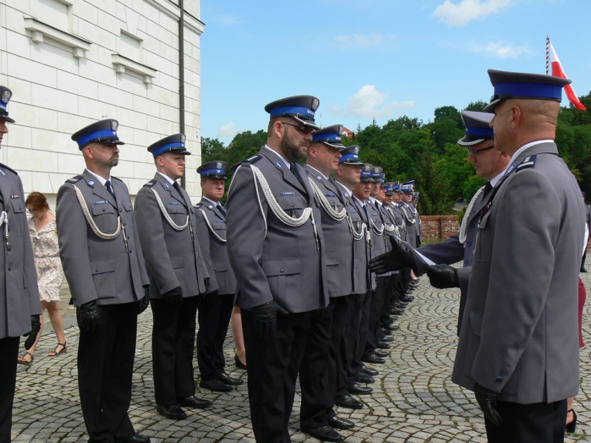 Święto Policji w Sandomierzu. Biskup ze statuetką „Bądź jak Ojciec Mateusz” (DUŻO ZDJĘĆ)