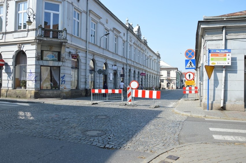 Nowy Sącz. Trzeci etap remontu nawierzchni wokół Rynku. Zmiana organizacji ruchu [ZDJĘCIA]