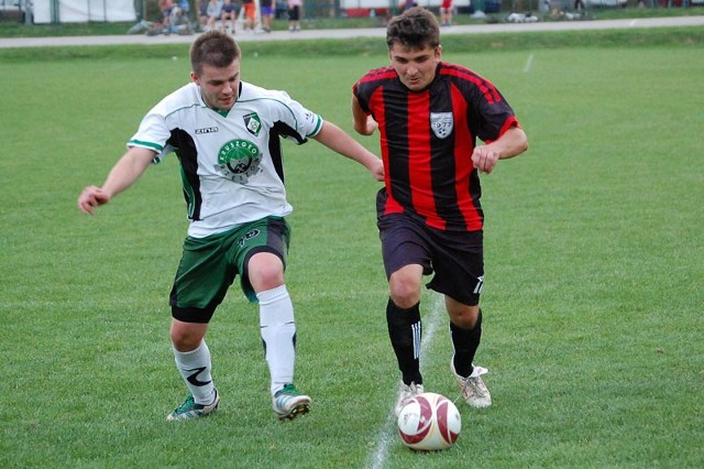 Błażowianka (biało zielone stroje) wygrała z Grodziszczanką 2-0.