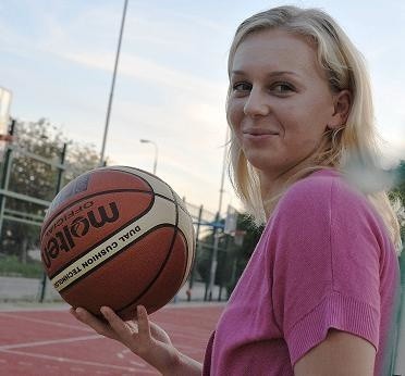 JOANNA ZALESIAK Ma 20 lat. Gorzowianka od urodzenia. Mieszka przy Kazimierza Wielkiego w budynku, który zamieszkuje większość koszykarek z drużyny. Studiuje na II roku filologii angielskiej w Państwowej Wyższej Szkole Zawodowej. (fot. Krzysztof Tomicz)