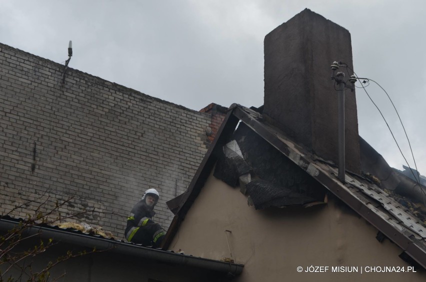 Pożar domu w Krzywinie. Strażacy gasili ogień ponad 6 godzin [ZDJĘCIA]