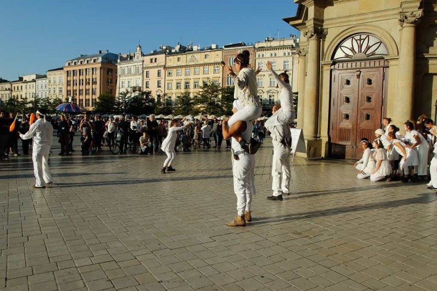 Kraków. Na Rynku Głównym odbył się spektakl uliczny międzynarodowej grupy artystów [ZDJĘCIA]