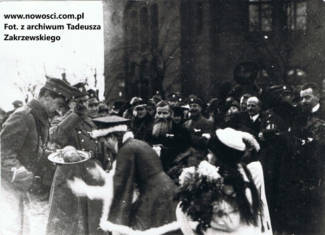 Helena Piskorska wita chlebem pułkownika Stanisława Skrzyńskiego. Zdjęcie zrobione 18 stycznia 1920 roku przed toruńskim Dworcem Miejskim