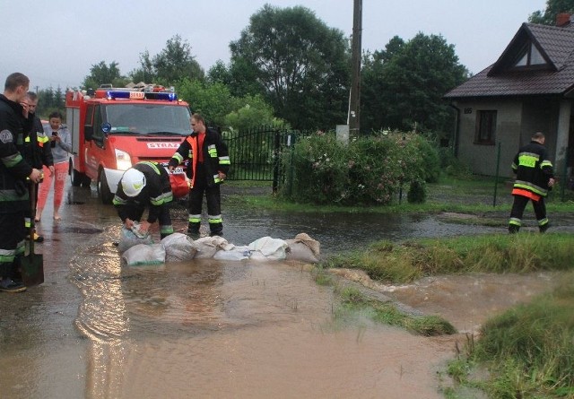 Po poniedziałkowej burzy podwórko pani Grażyny Janik z Gruszki wyglądało jak rwąca rzeka. Konieczna była interwencja strażaków.