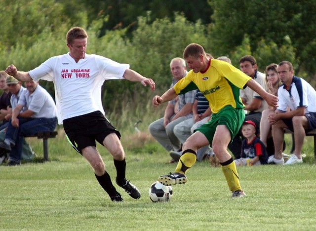 Piłkarze LZS Jadachy (w białych koszulkach) pewnie pokonali na własnym boisku Kłyż Tarnogóra 3:0.