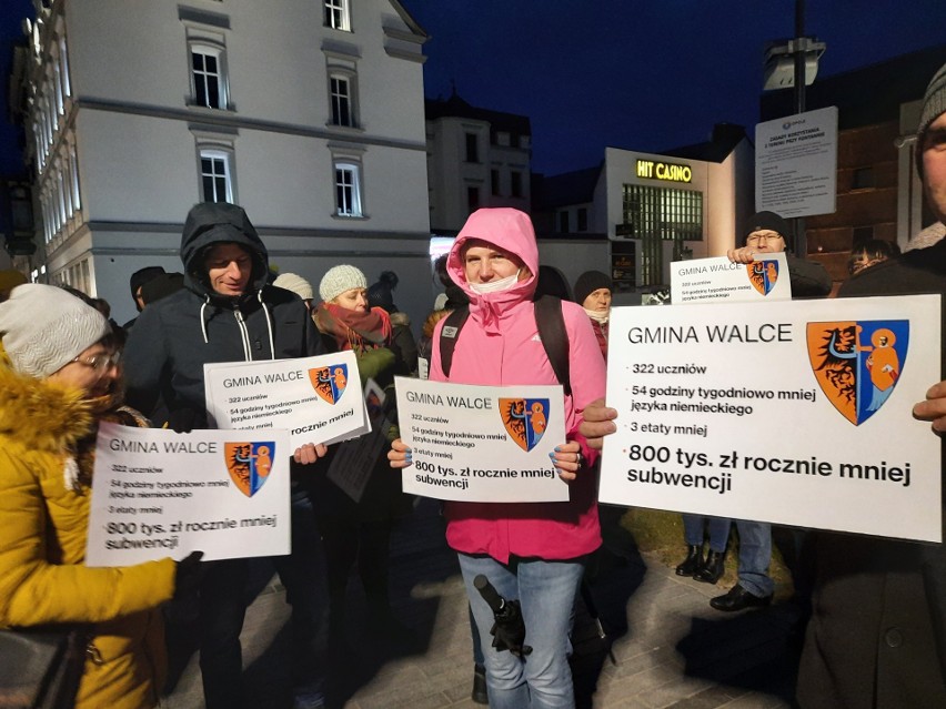  200 osób protestowało w Opolu przeciwko zmniejszeniu finansowania nauki języka mniejszości niemieckiej. Mówili o dyskryminacji