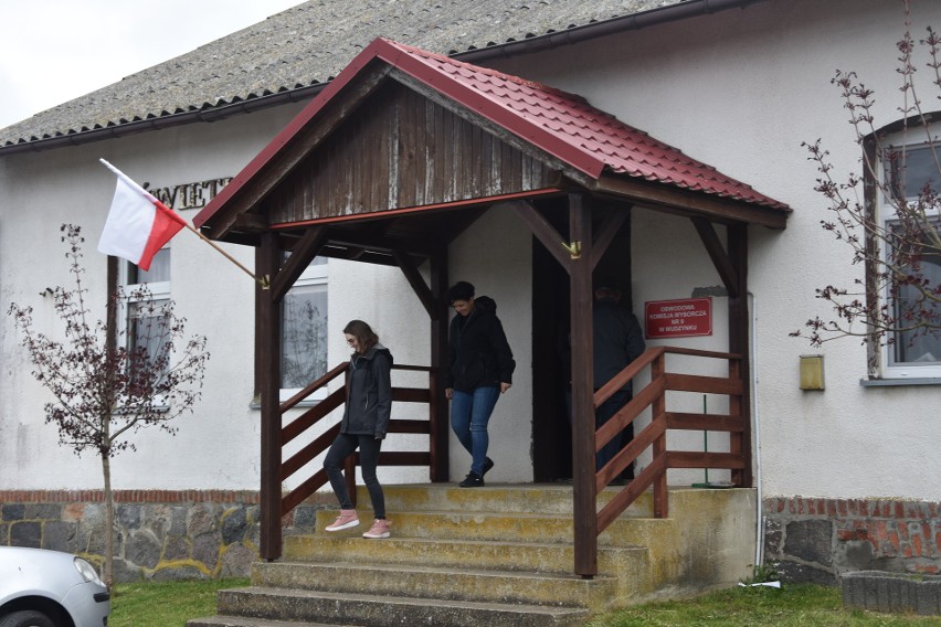 Mieszkańcy gminy Dobrcz głosowali m.in. w świetlicy w...